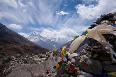Chukpi Lhara 'dan manzara, Dughla, EBC yürüyüşü, Nepal. Everest ana kampı yürüyüş yapıyor.
