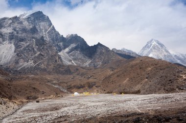 Dughla bölgesinde, Lobuche ana kampında Everest ana kampı yürüyüş yolu. Nepal manzarası
