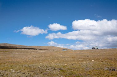 Moğolistan 'ın ücra bir bölgesindeki off-road aracı. Altai Tavan Bogd Ulusal Park Bölgesi