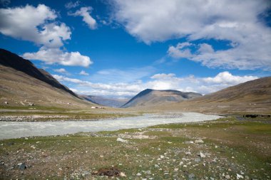 Beyaz nehir manzarası, Altai Tavan Bogd Ulusal Parkı, Moğolistan manzarası