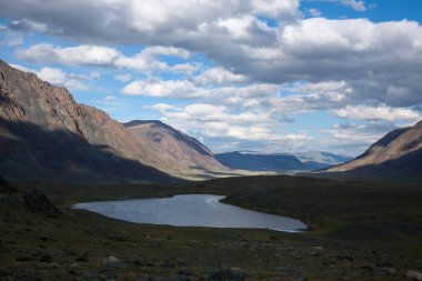 Altai Tavan Bogd Ulusal Parkı 'nda küçük bir göl, Moğolistan manzarası