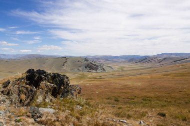 Toprak yollu manzara, Altai Tavan Bogd Ulusal Parkı, Moğolistan.