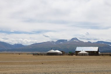 Moğolistan 'daki Altai Tavan Bogd Ulusal Parkı' nda dinlenme alanı. Khurgan ve Khoton göl bölgesi