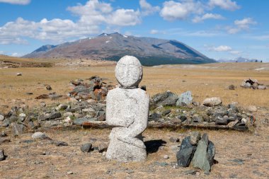 Uzak Moğolistan bölgesinde antik heykelleri olan mezarlık, Altai Tavan Bogd Ulusal Parkı. Moğol simgesi