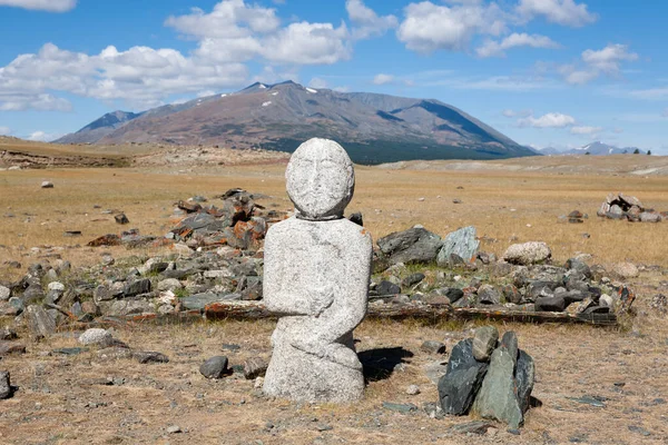 Uzak Moğolistan bölgesinde antik heykelleri olan mezarlık, Altai Tavan Bogd Ulusal Parkı. Moğol simgesi