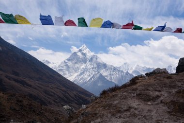 Chukpi Lhara 'dan manzara, Dughla, EBC yürüyüşü, Nepal. Everest ana kampı yürüyüş yapıyor.