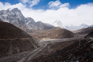Dughla bölgesinde, Lobuche ana kampında Everest ana kampı yürüyüş yolu. Nepal manzarası