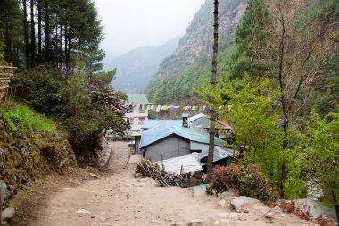 Everest ana kampı boyunca küçük köyler, Nepal manzarası