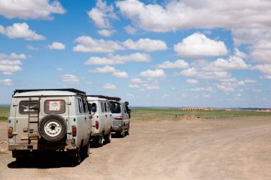 Moğolistan 'ın ücra bir bölgesindeki off-road araçları. Gobi çölünde.