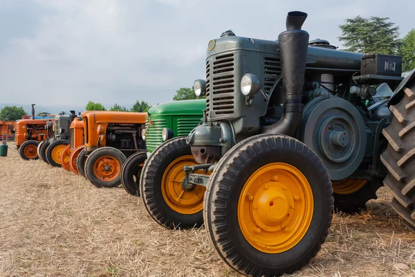 Gamla traktorer i perspektiv — Stockfoto