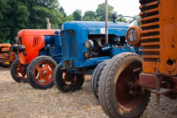 Старий трактори, сільське господарство — стокове фото