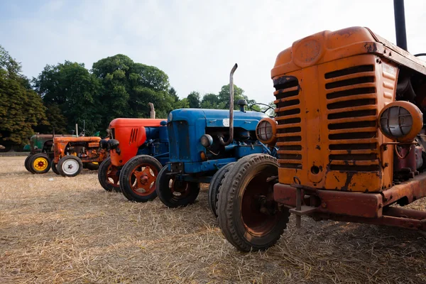 Gamla traktorer, jordbruk — Stockfoto