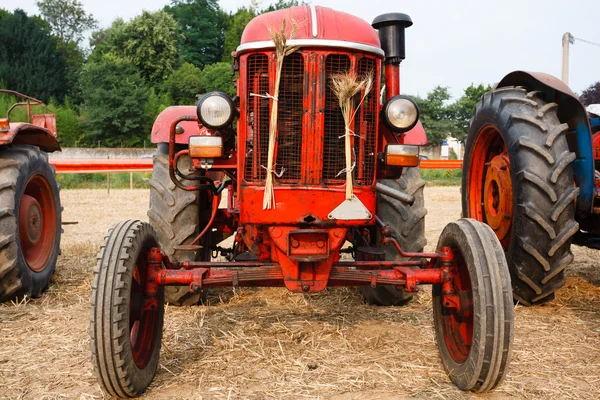 Старий червоний трактор — стокове фото