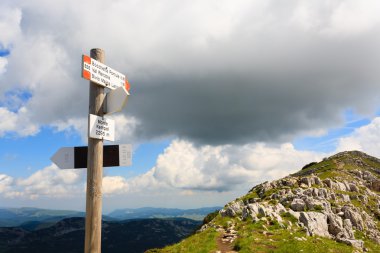 Bir Dağı trekking yol boyunca tabela
