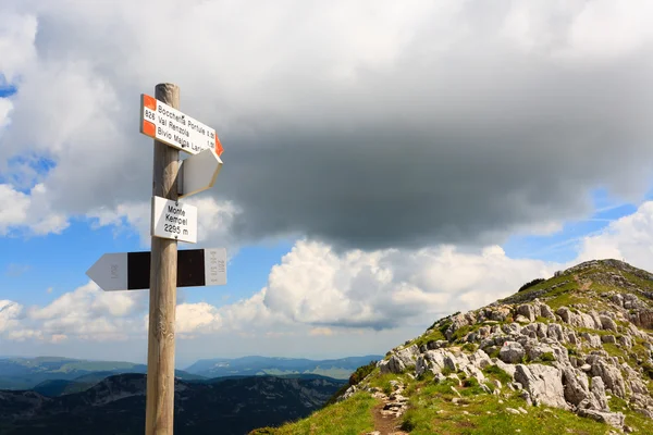 Bir Dağı trekking yol boyunca tabela