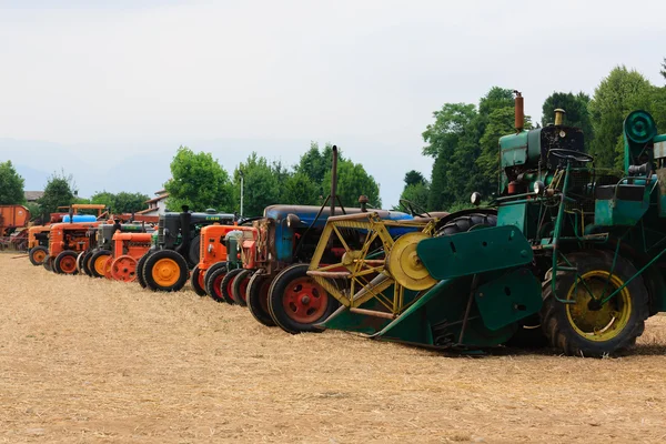 Traktor lama dalam perspektif — Stok Foto