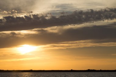 Sunset su üzerinde