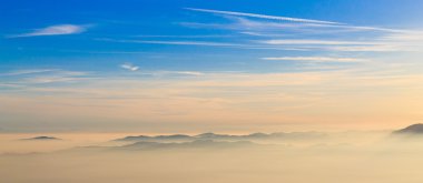 Dağ silüeti bulutlar üzerinde