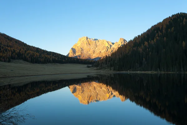 Reflexões sobre a água, panorama de outono do lago de montanha — Fotografia de Stock