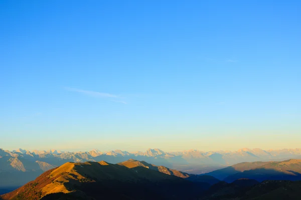 Dağlar üstte mavi gök — Stok fotoğraf