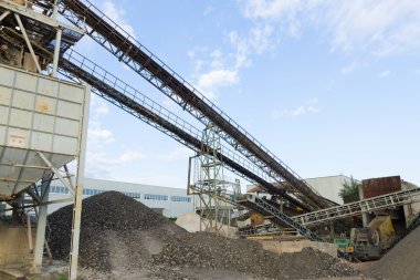 silolar ile taş ocağı