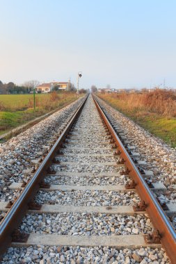 Tren rayları perspektif içinde