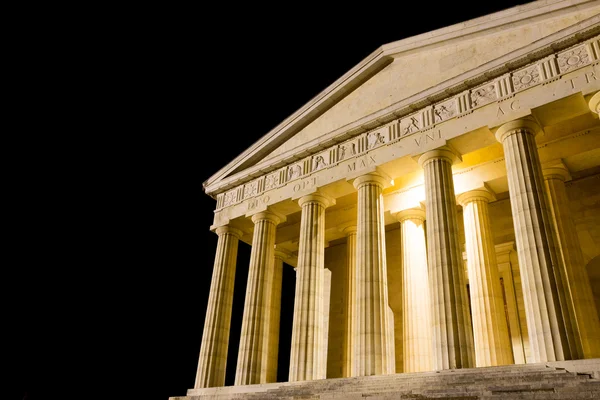 Храм Кановы с ночным видом. Колонны — стоковое фото