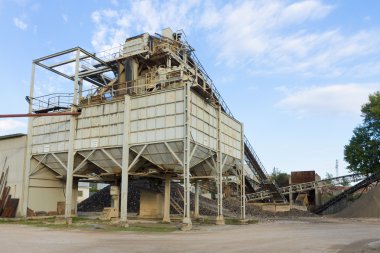 silolar ile taş ocağı