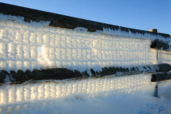 Recinzione congelata da vicino. Vista invernale — Foto Stock