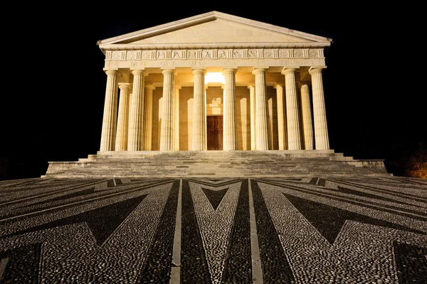 Wgląd nocy świątyni Canova. Rzymskie kolumny — Zdjęcie stockowe