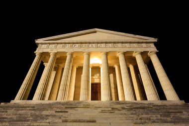 Canova Tapınağı gece görünümü. Roma sütunları