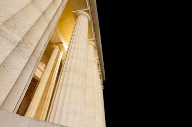Canova Tapınağı gece görünümü. Roma sütunları