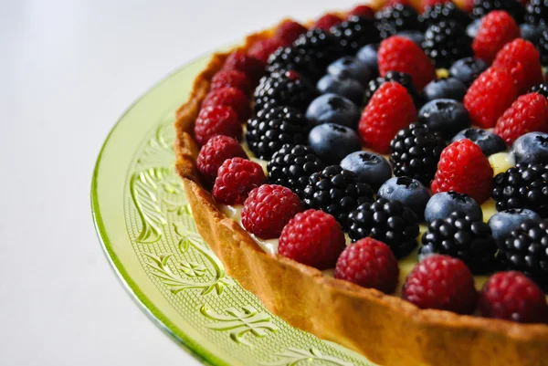 Tarte à la crème et aux baies sauvages — Photo