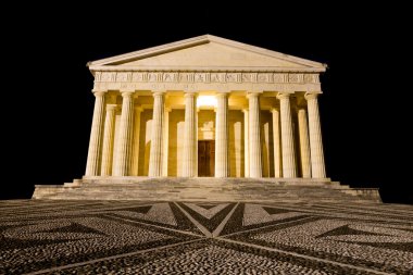 Canova Tapınağı gece görünümü. Roma sütunları