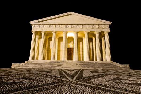 Templo de Canova vista nocturna. Columnas romanas — Foto de Stock