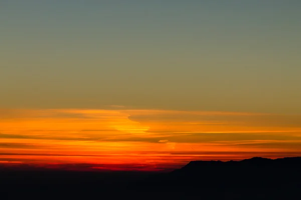 Mountain siluett på röd solnedgång — Stockfoto