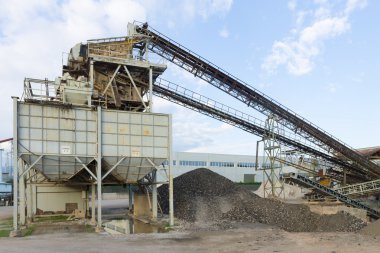 silolar ile taş ocağı