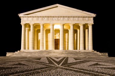 Canova Tapınağı gece görünümü. Roma sütunları