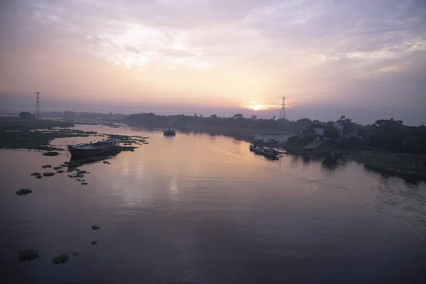 Nehir kenarında gün batımında teknenin panoramik görüntüsü