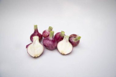 Beyaz arka planda kırmızı soğan, Doğal Organik gıda, Bangladeş soğanı
