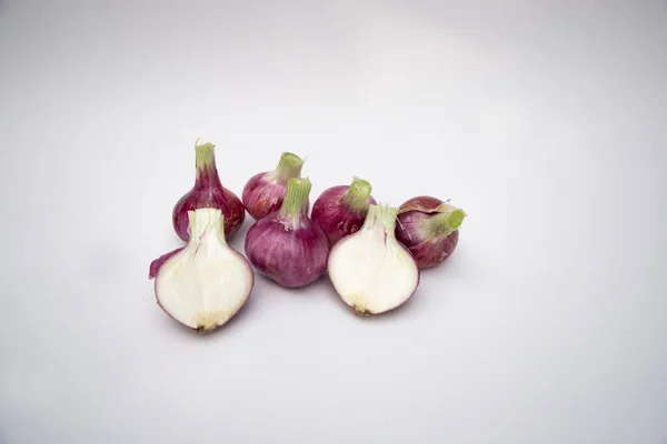 Beyaz arka planda kırmızı soğan, Doğal Organik gıda, Bangladeş soğanı