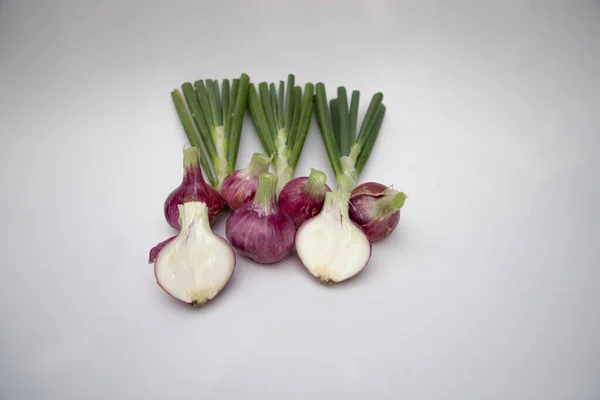 Beyaz arka planda kırmızı soğan, Doğal Organik gıda, Bangladeş soğanı