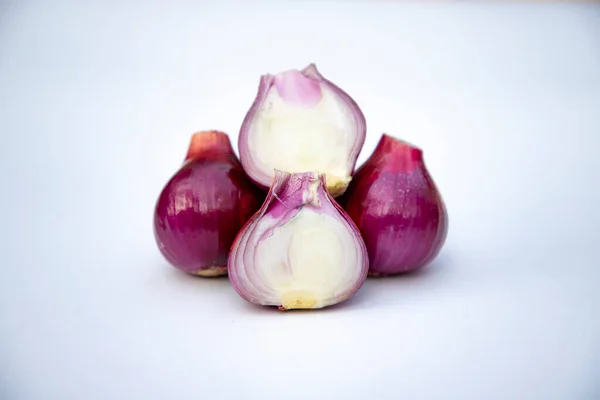 Kırmızı ve dilimlenmiş soğanlar, beyaz arka planda izole edilmiş.
