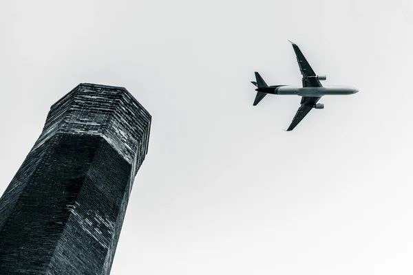 Uçak ve Kule Özeti