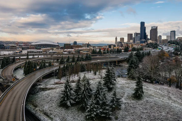 Winter Seattle Skyline Amanecer Del Atardecer Con Nieve Imágenes De Stock Sin Royalties Gratis