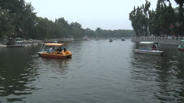 Lodě v oblasti Hau Hai v Pekingu — Stock video
