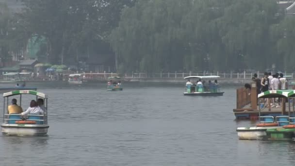 Båtar i området Hau Hai i Peking — Stockvideo