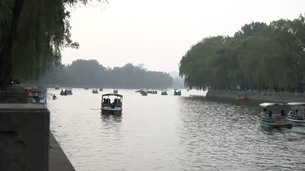 Boten in de buurt Hau Hai in Beijing — Stockvideo