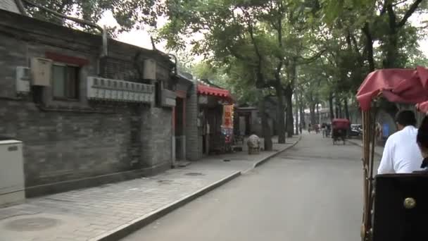 Barrio en China con frentes de tráfico y tiendas — Vídeos de Stock