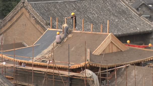 Reparación de un tejado en Beijing — Vídeo de stock